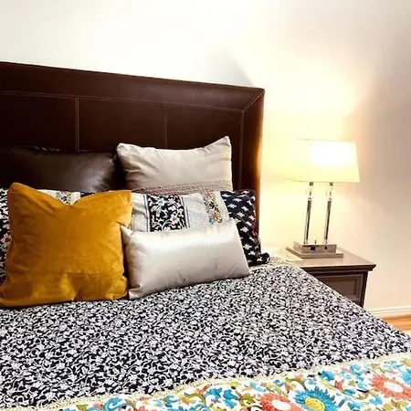 Vintage 2 Bed 2 Bath Suite Distillery District